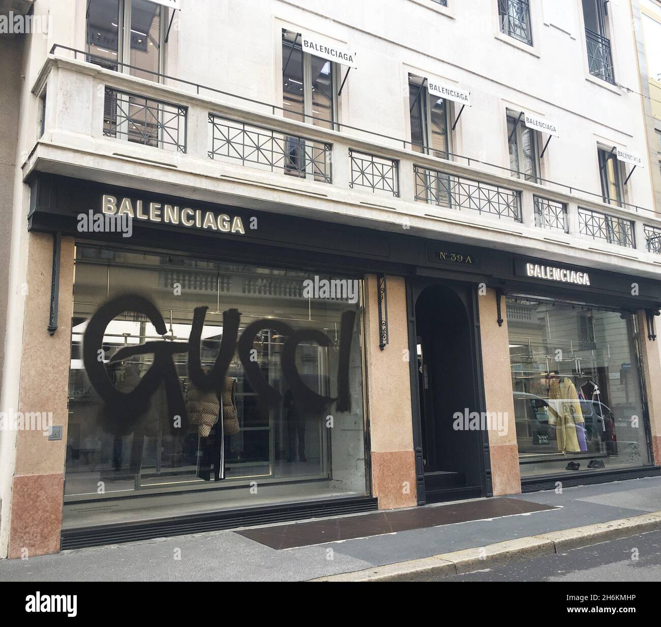 Milano, Italia. 16 novembre 2021. Milano, Italia Balenciaga negozio situato  in via Montenapoleone appare un'iscrizione sulla finestra GUCCI realizzata  con spai nero nella foto: Credit: Independent Photo Agency/Alamy Live News  Foto stock -