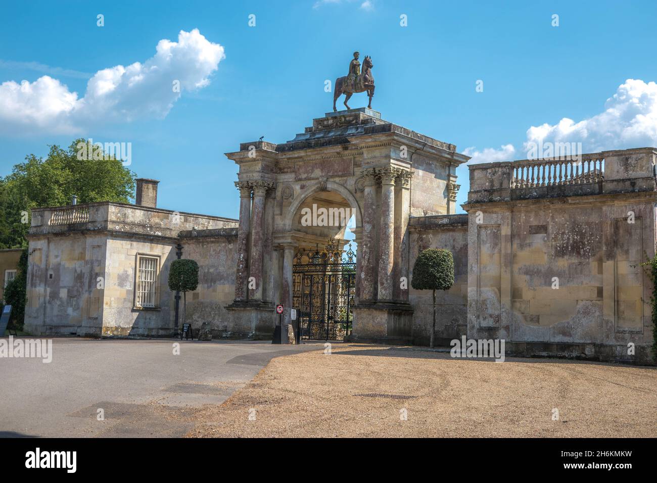 Ingresso ad arco con colonne corinzie a Wilton House Wilton Inghilterra con statua di Marcus Aurelius su parapetti a cavallo balaustra Foto Stock