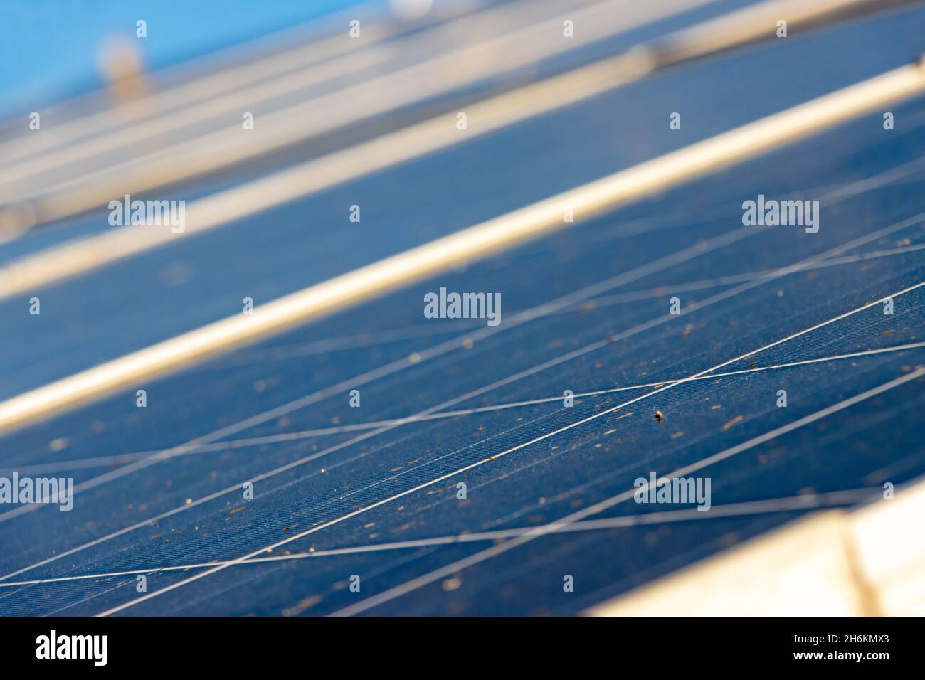 Pannelli solari sul tetto della casa, da vicino. Foto Stock