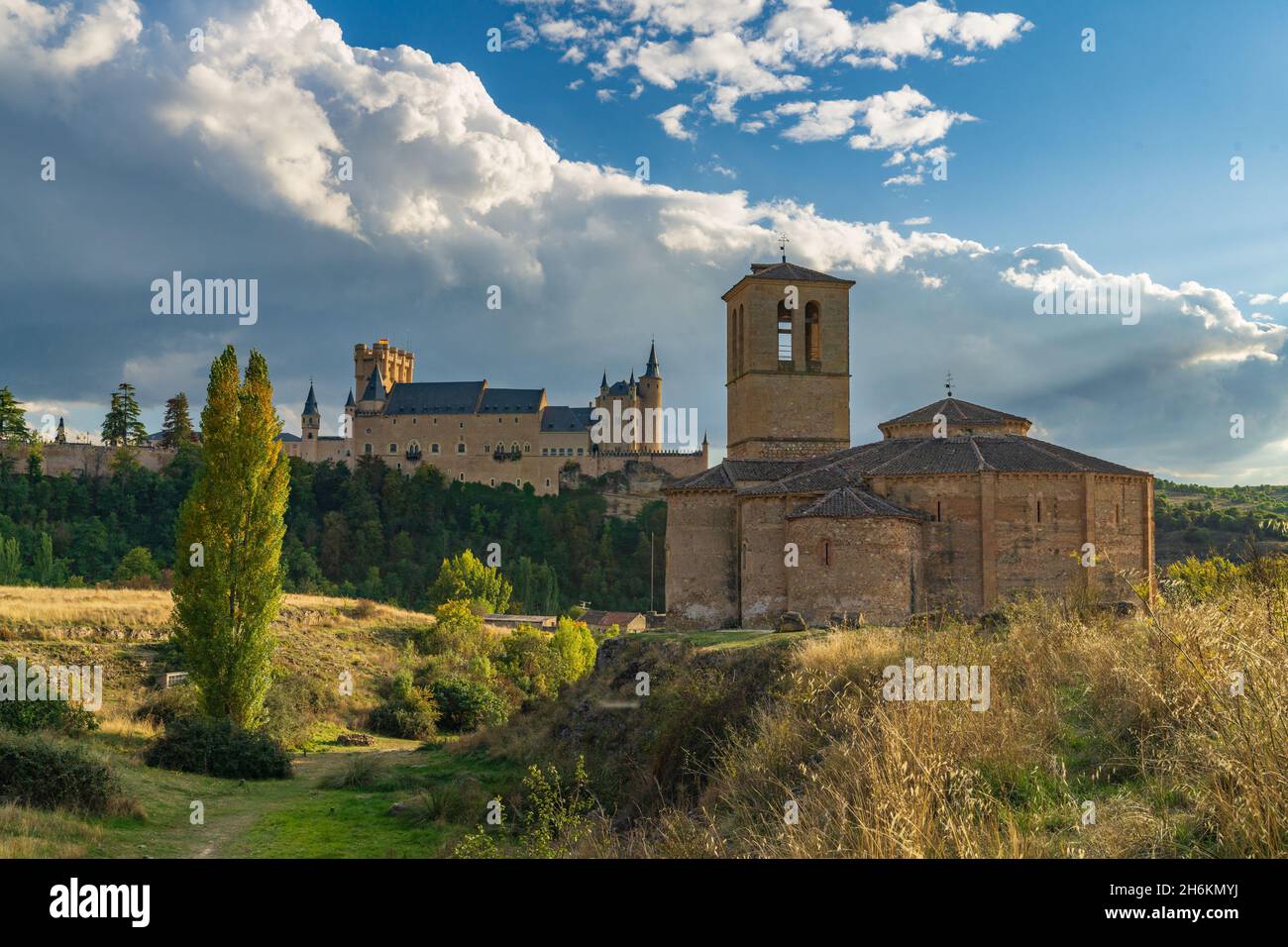 Vista della Iglesia de la vera Cruz e l'Alcazar nella città di Segovia in Spagna Foto Stock