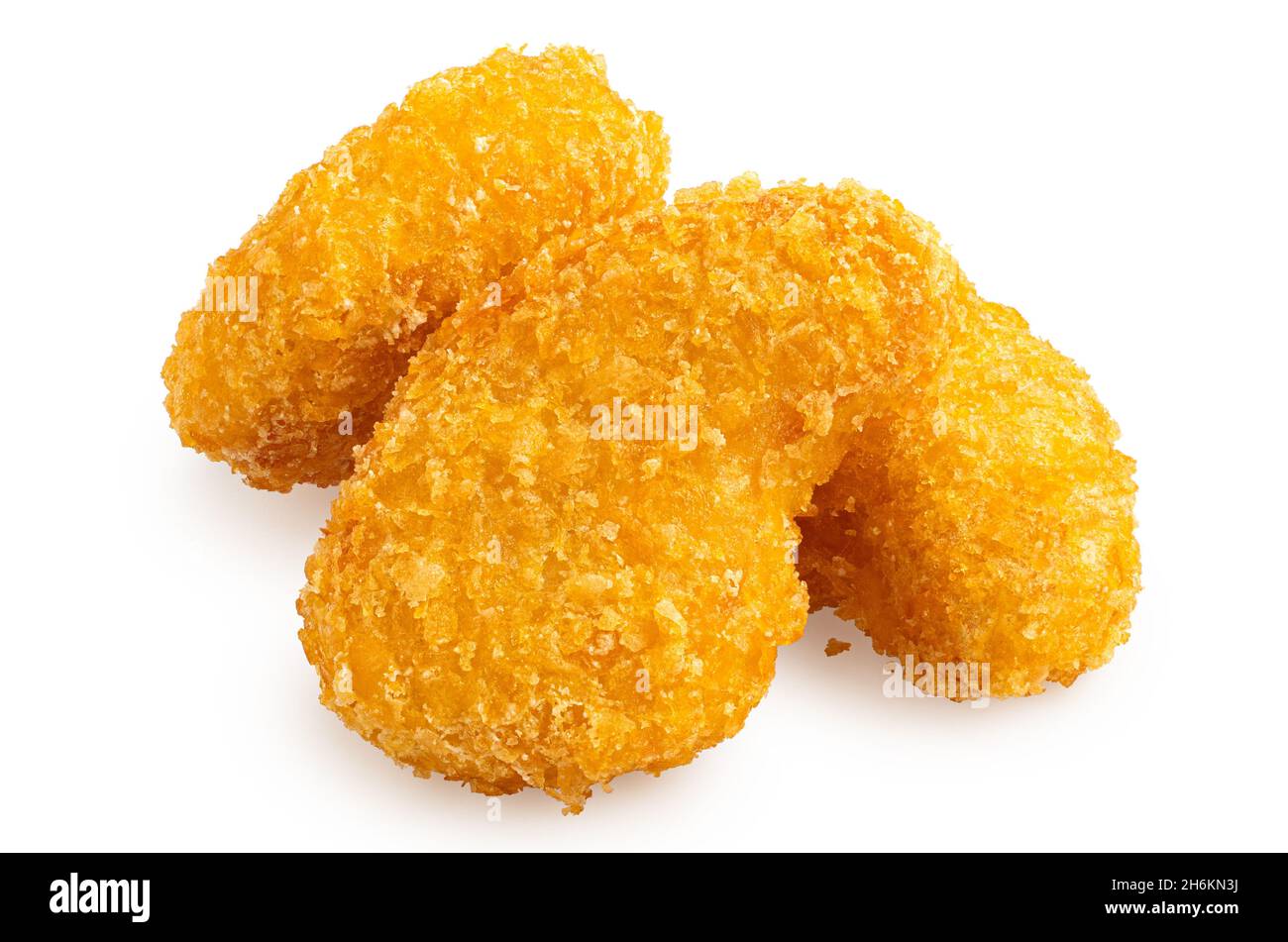 Tre nuggets di pollo fritti senza glutine fiocchi di mais a briciole isolati su bianco. Foto Stock