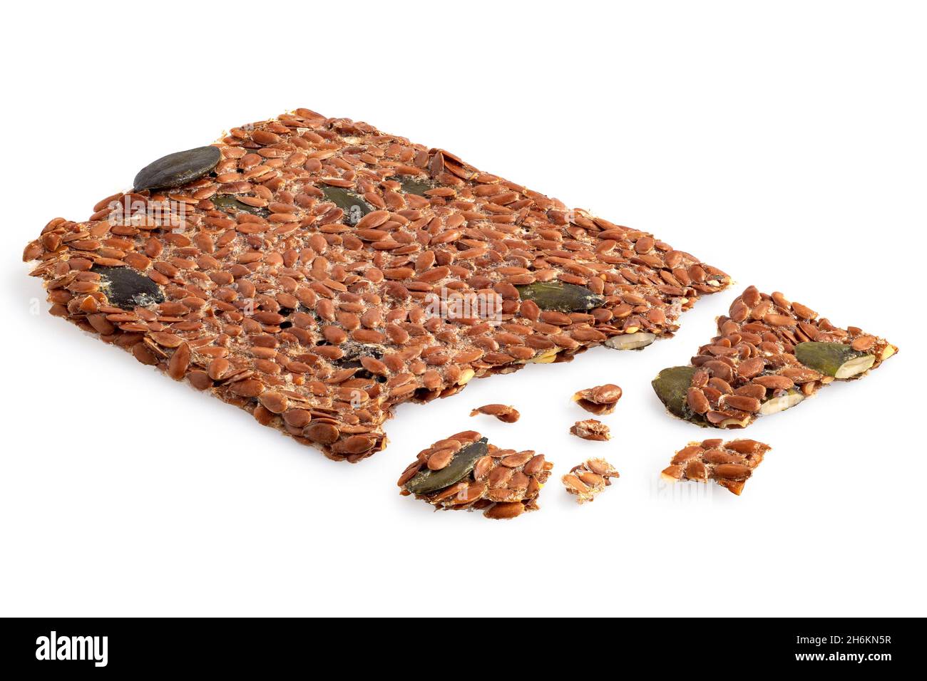 Cracker crudo di semi di lino e zucca isolato su bianco. Pezzi rotti. Foto Stock