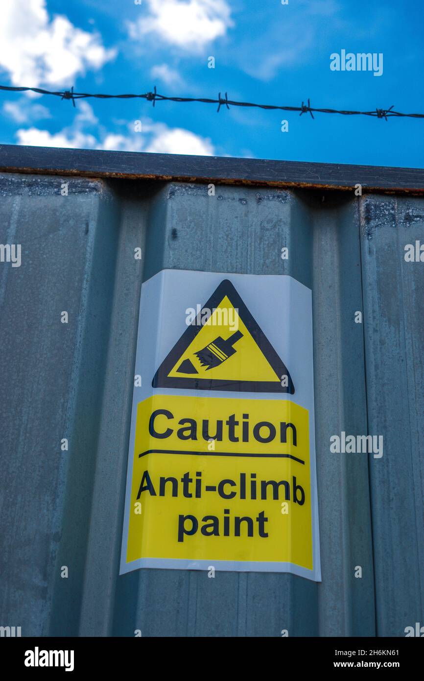 Vernice anti-ascensione segno una vernice anti-vandal sulla scherma a Fort Gilkicker Stokes Bay vicino Gosport Hampshire Inghilterra. Foto Stock