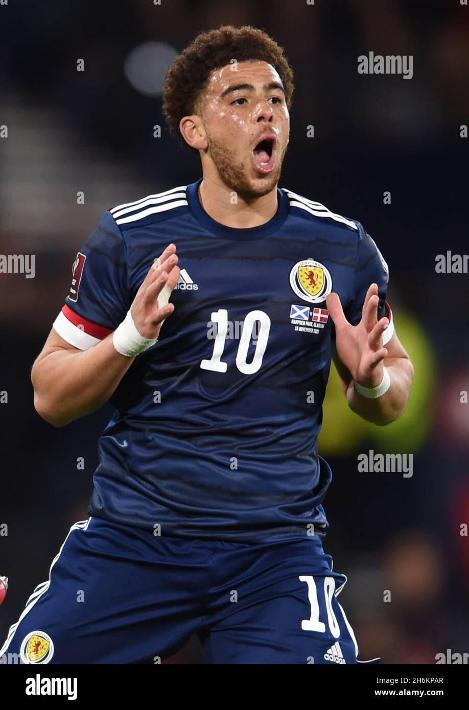 Glasgow, Scozia, 15 novembre 2021. Che Adams di Scozia durante la partita di qualificazione della Coppa del mondo FIFA a Hampden Park, Glasgow. Il credito dell'immagine dovrebbe leggere: Neil Hanna / Sportimage Foto Stock