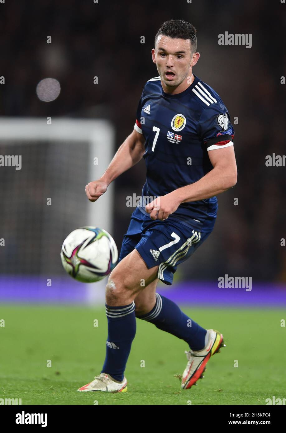 Glasgow, Scozia, 15 novembre 2021. John McGinn di Scozia durante la partita di qualificazione della Coppa del mondo FIFA a Hampden Park, Glasgow. Il credito dell'immagine dovrebbe leggere: Neil Hanna / Sportimage Foto Stock