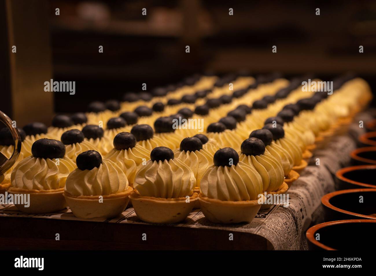 Cupcake al cioccolato fatto in casa con noci e glassa alla vaniglia Foto Stock