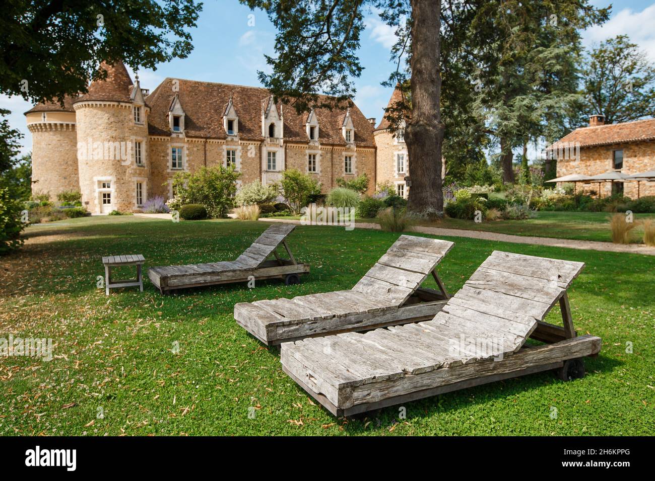 Bordeaux, Francia - 2019: Lettini in legno sullo sfondo del vecchio castello. Luogo di lusso per il riposo e il trattamento. Sedie per il relax Foto Stock