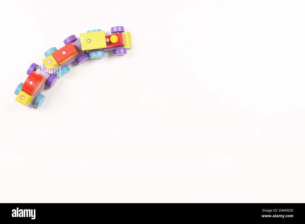 Trenino giocattolo in legno con blocchi colorati su sfondo bianco. Giocattoli Montessori per neonati e bambini. Istruzione precoce, giochi per il tempo libero per bambini. Superiore Foto Stock