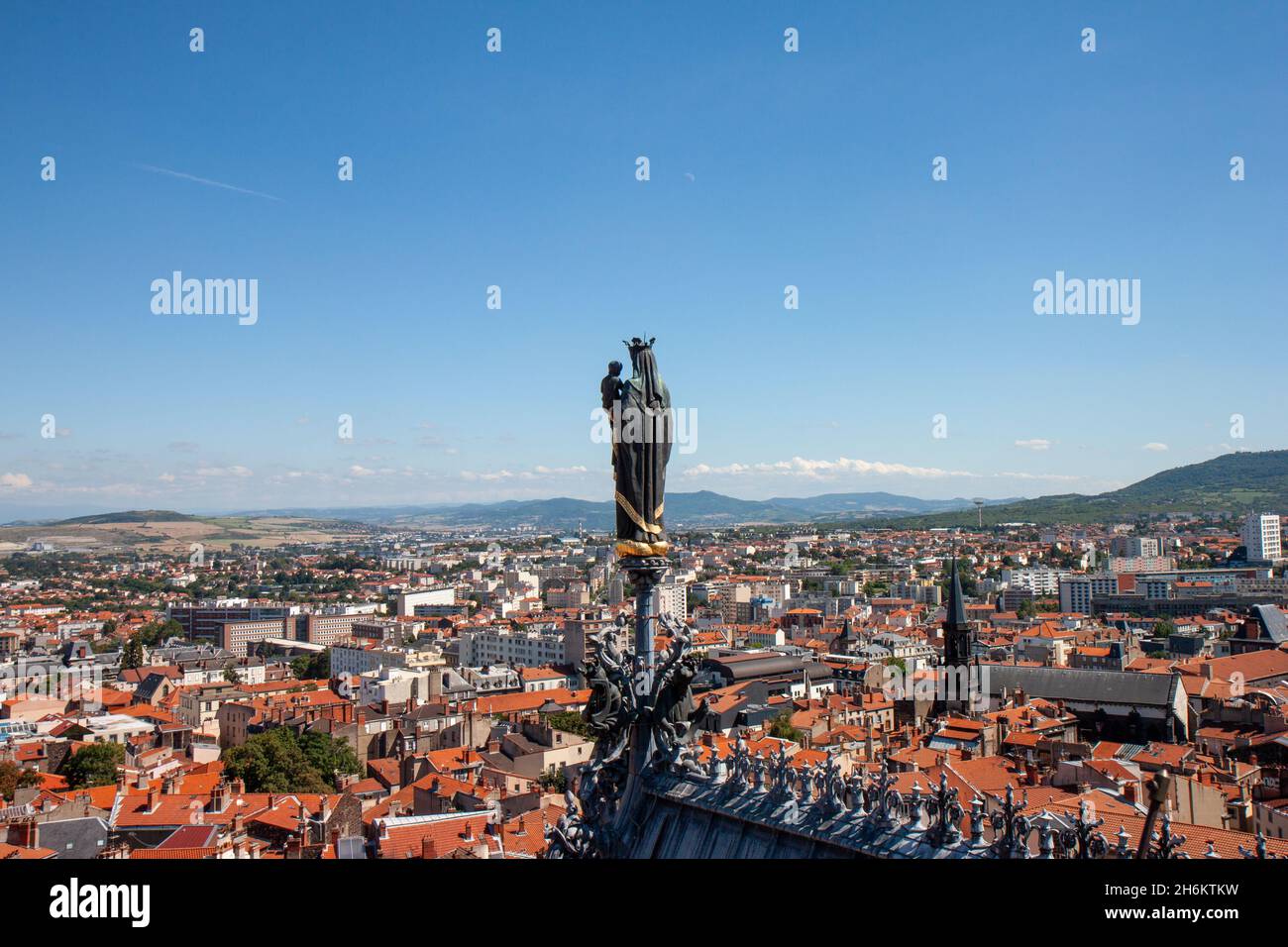 Statua e vista sulla città di Clermont-Ferrand dalla Cattedrale di Clermont-Ferrand (Notre-Dame-de-l'Assomption), Clermont-Ferrand, Francia Foto Stock