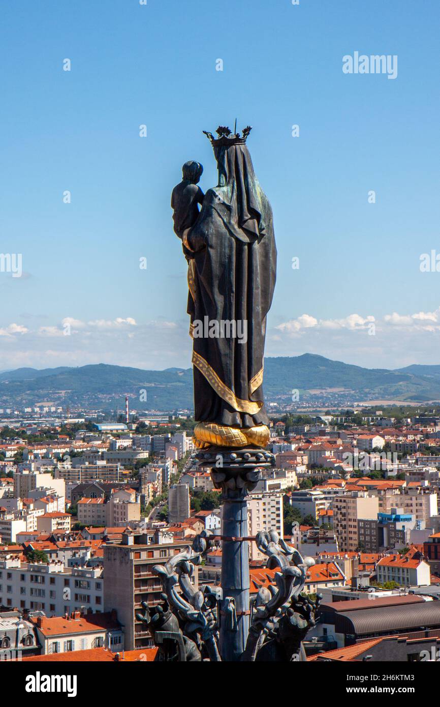Vista della Statua dalla Cattedrale di Clermont-Ferrand (Notre-Dame-de-l'Assomption), Clermont-Ferrand, Francia Foto Stock