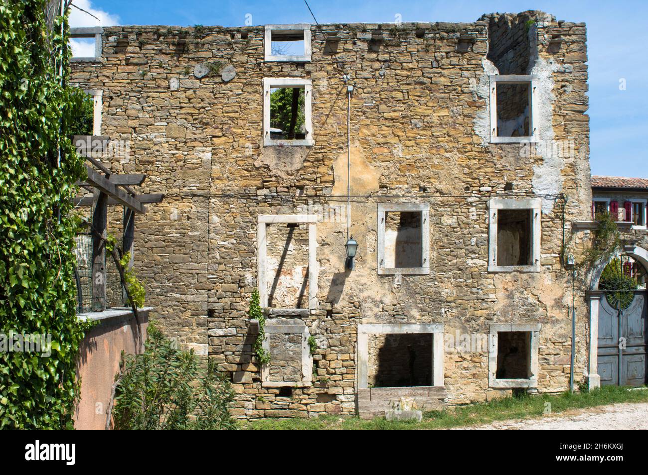 Vecchia casa in pietra abbandonata e rovinata in un piccolo villaggio Oprtalj Portole in Istria centrale, Croazia Foto Stock