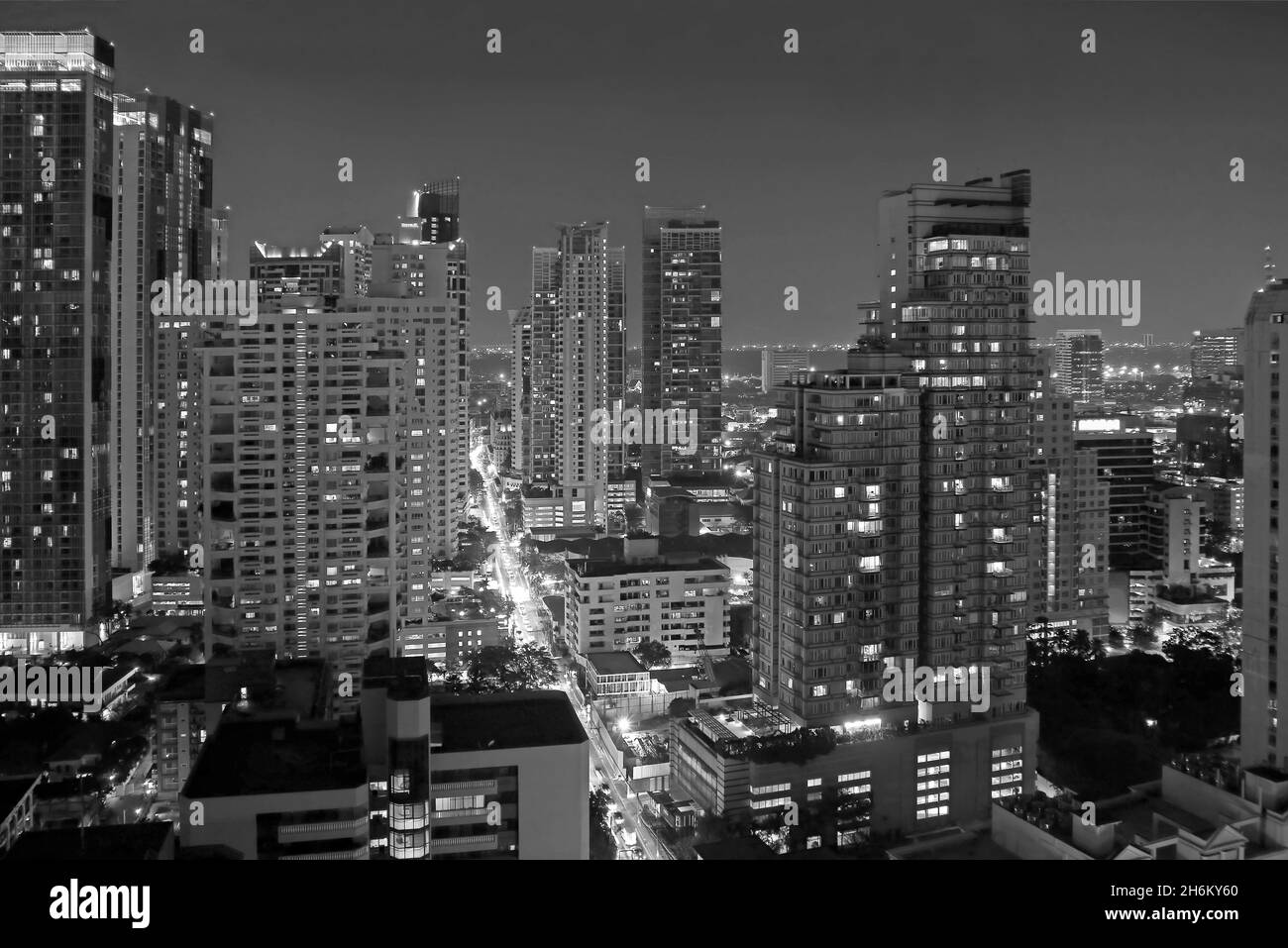 Immagine monocromatica dello skyline del centro di Bangkok di notte Foto Stock