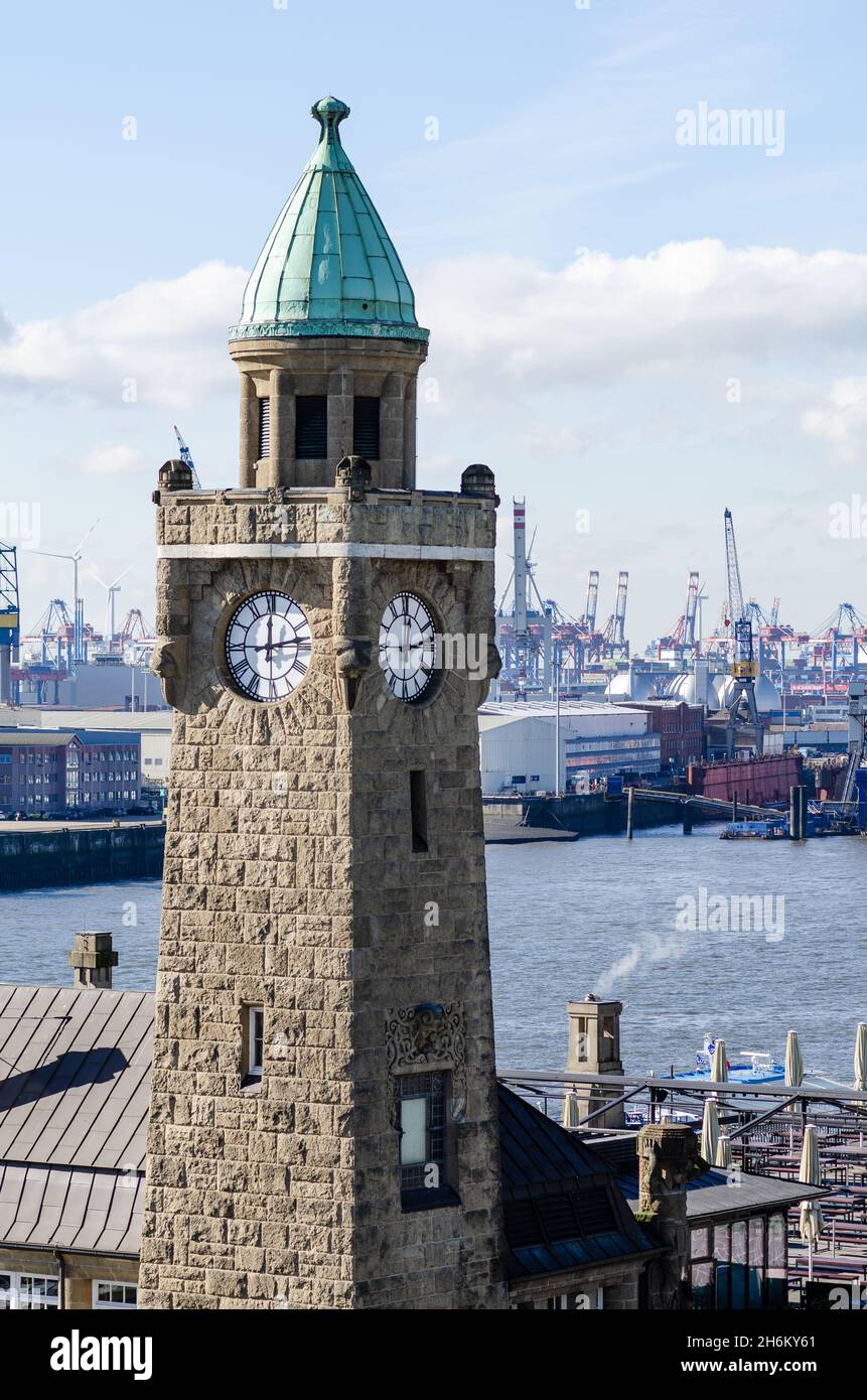 La torre dell'orologio di St. Pauli Landungsbruecken ad Amburgo, Germania  Foto stock - Alamy