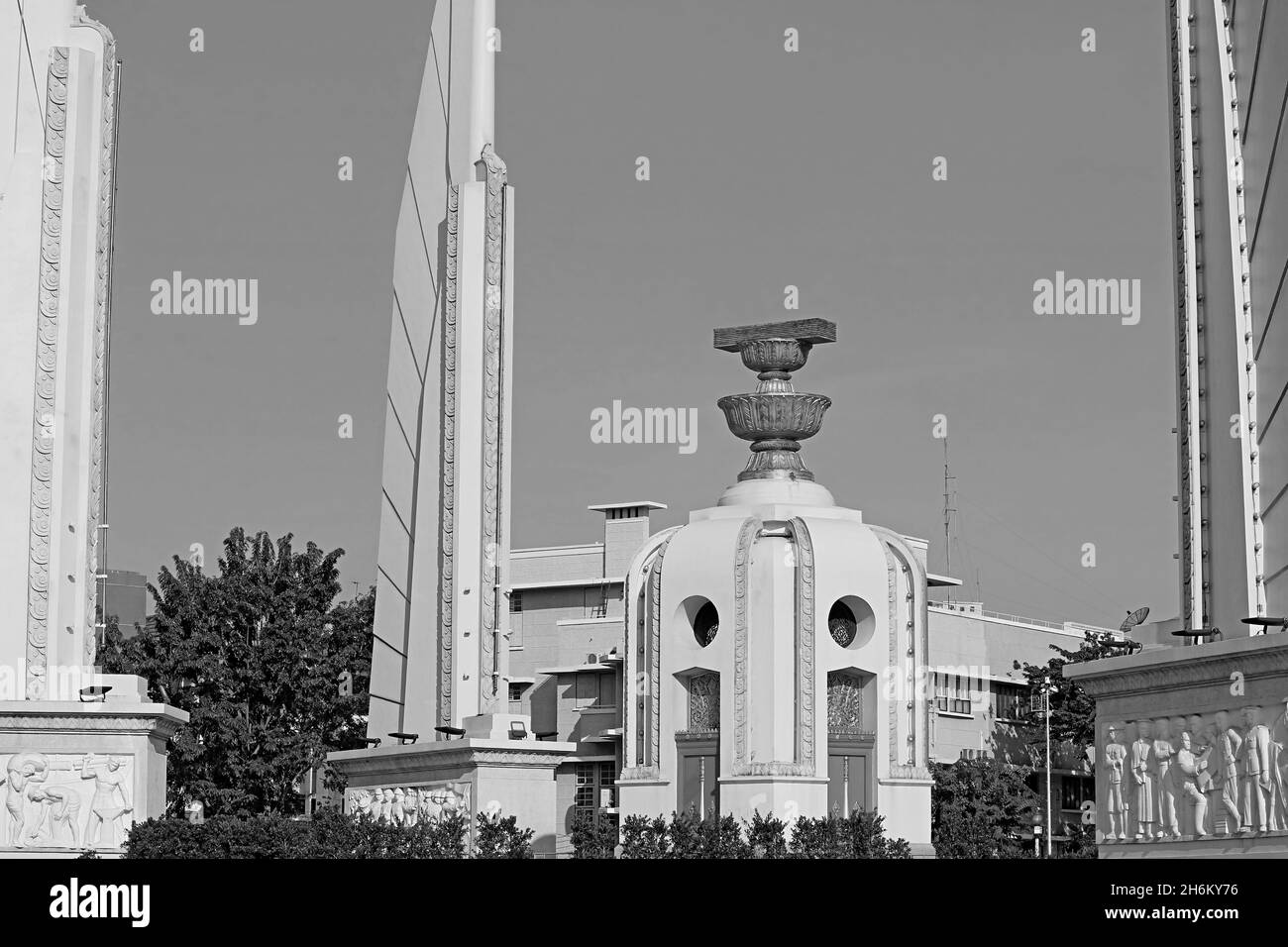 Monumento monocromatico dell'immagine della democrazia situato sul cerchio di traffico di Ratchadamnoen Avenue, Bangkok, Thailandia Foto Stock