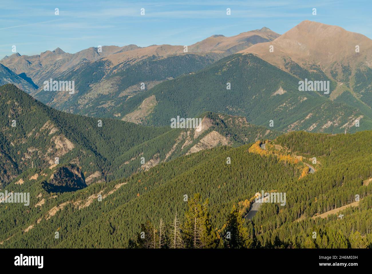 Montagne intorno alla valle del fiume Arinsal, Andorra Foto Stock