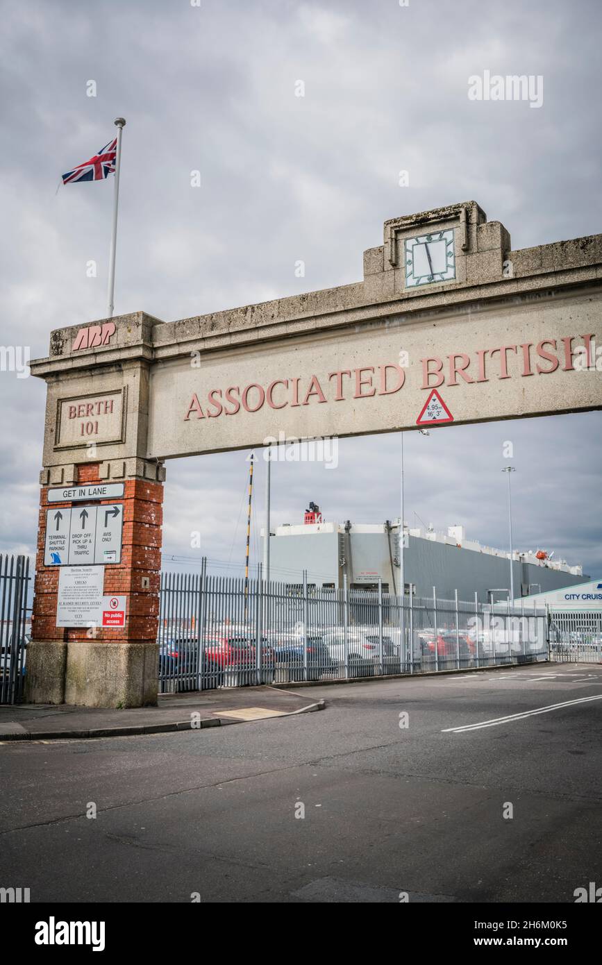 Terminal di spedizione dei porti britannici associato a Southampton Foto Stock