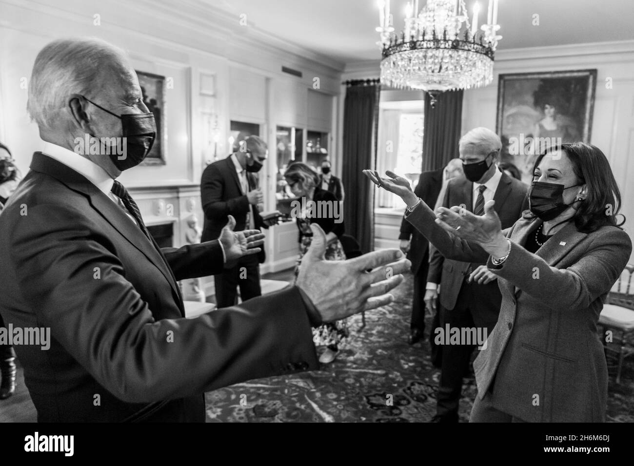 Washington, Stati Uniti d'America. 15 Nov 2021. Washington, Stati Uniti d'America. 15 novembre 2021. Il presidente degli Stati Uniti Joe Biden, a sinistra, e il vicepresidente Kamala Harris si congratulano a vicenda per celebrare la firma del progetto di legge bipartisan infrastrutture da 1.2 trilioni di dollari nella Casa Bianca 15 novembre 2021 a Washington, DC Credit: Adam Schultz/White House Photo/Alamy Live News Foto Stock