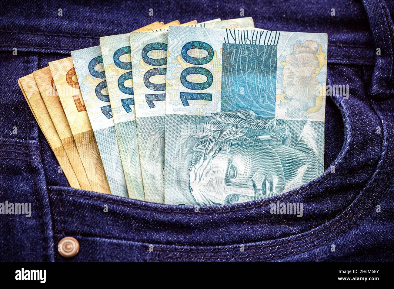 100 reais e 50 reais fatture in tasca, denaro in tasca, fattura finanziaria concetto, profitto, premio o risparmio Foto Stock
