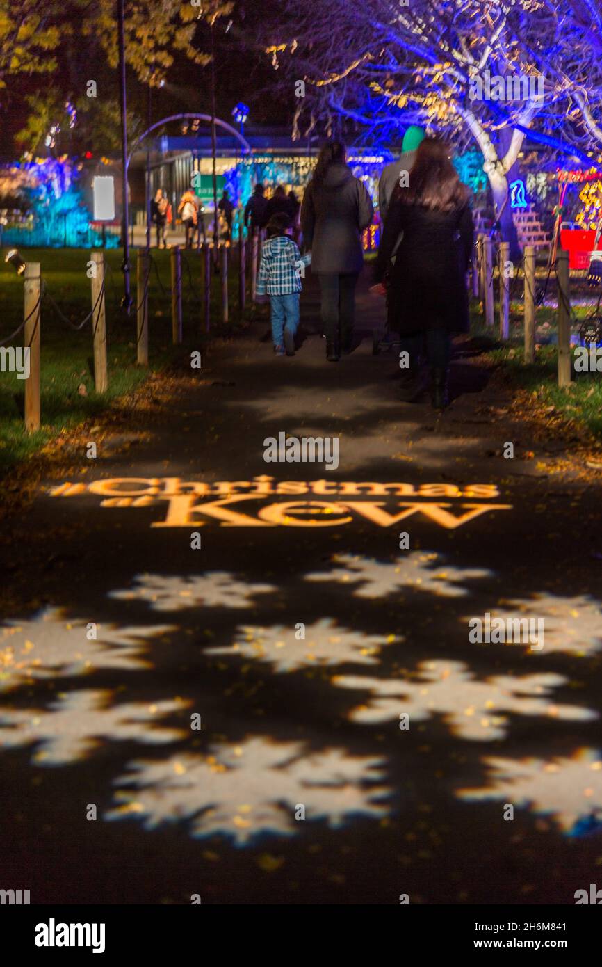 Kew Gardens, Richmond, Regno Unito. 16 novembre 2021. Oltre un milione di luci scintillanti illuminano gli iconici giardini Kew mentre la loro esposizione di luci di Natale ritorna per un nono anno. Il Natale a Kew parte da mercoledì 17 novembre 2021 a domenica 9 gennaio 2022 Amanda Rose/Alamy Live News Foto Stock