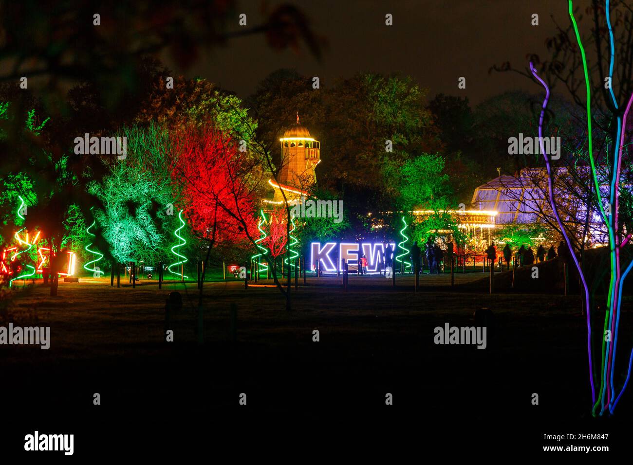 Kew Gardens, Richmond, Regno Unito. 16 novembre 2021. Oltre un milione di luci scintillanti illuminano gli iconici giardini Kew mentre la loro esposizione di luci di Natale ritorna per un nono anno. Il Natale a Kew parte da mercoledì 17 novembre 2021 a domenica 9 gennaio 2022 Amanda Rose/Alamy Live News Foto Stock