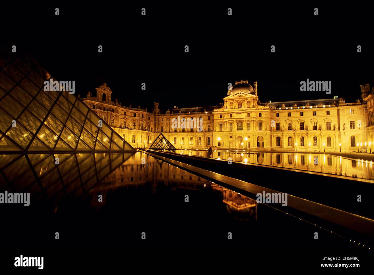 Palazzo del Louvre e il Museo di notte Parigi, Francia Foto Stock