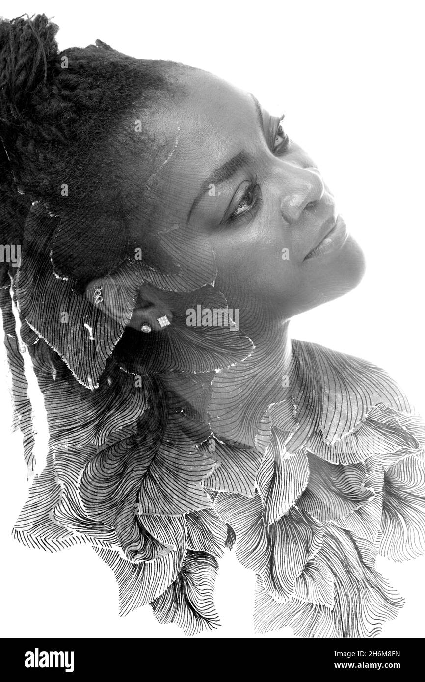 Un ritratto in bianco e nero di una donna attraente combinato con una pittura a inchiostro delle foglie. Pittura. Foto Stock