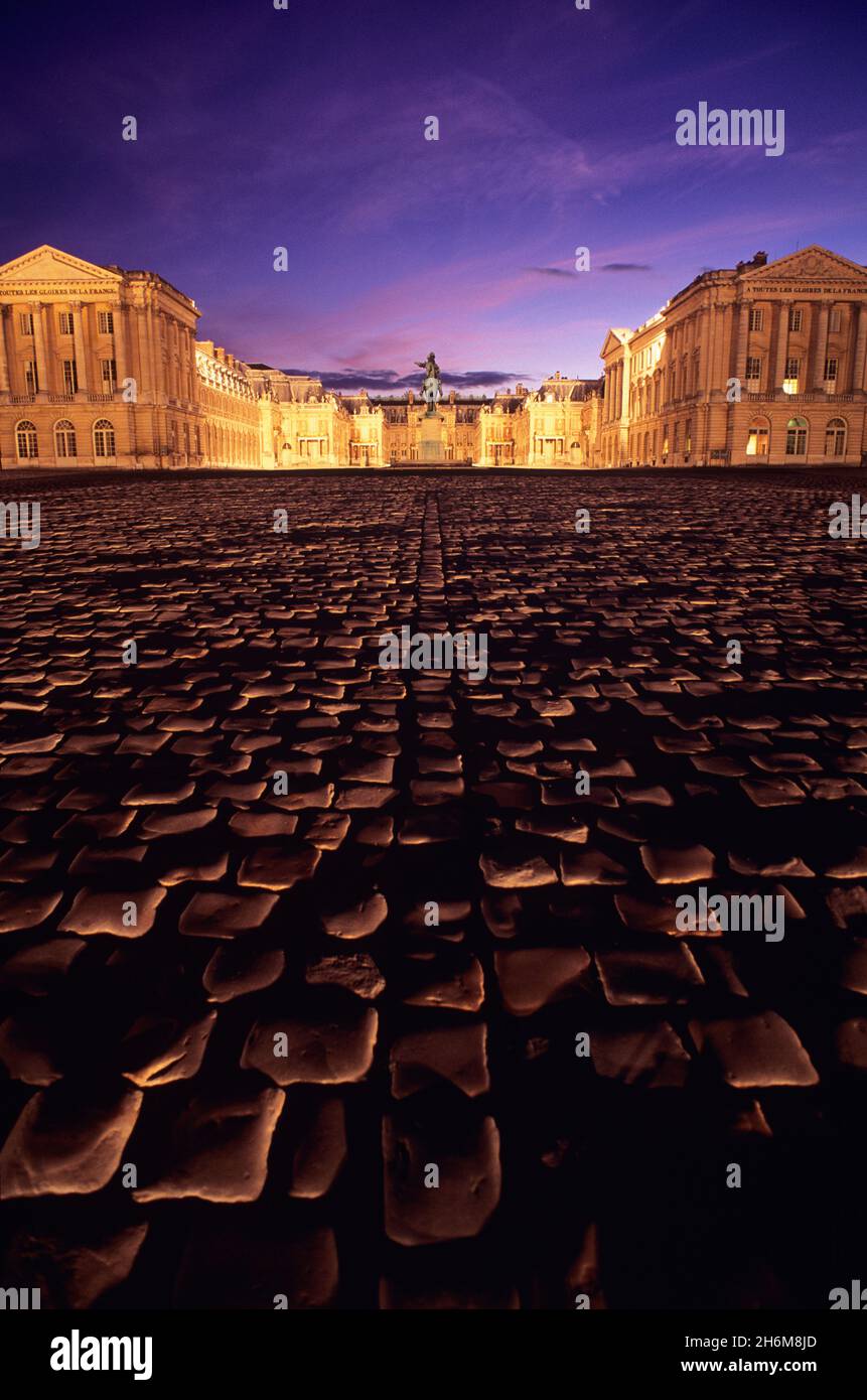 Reggia di Versailles illuminata di notte, Versailles, Île-de-France, Francia Foto Stock