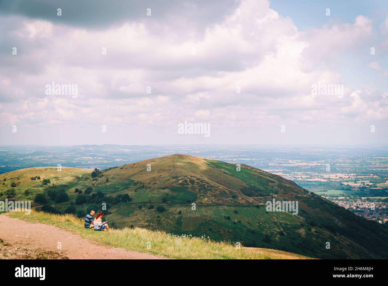 Una coppia che guarda i Malverns in estate, Regno Unito Foto Stock