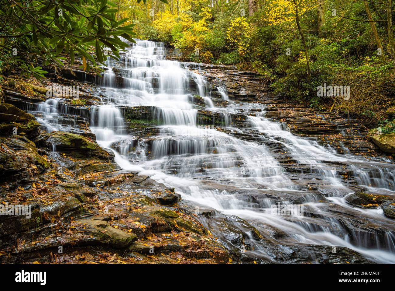 Splendidi colori d'autunno alle cascate Minnehaha a Lakemont, Georgia, vicino al lago Rabum. (USA) Foto Stock