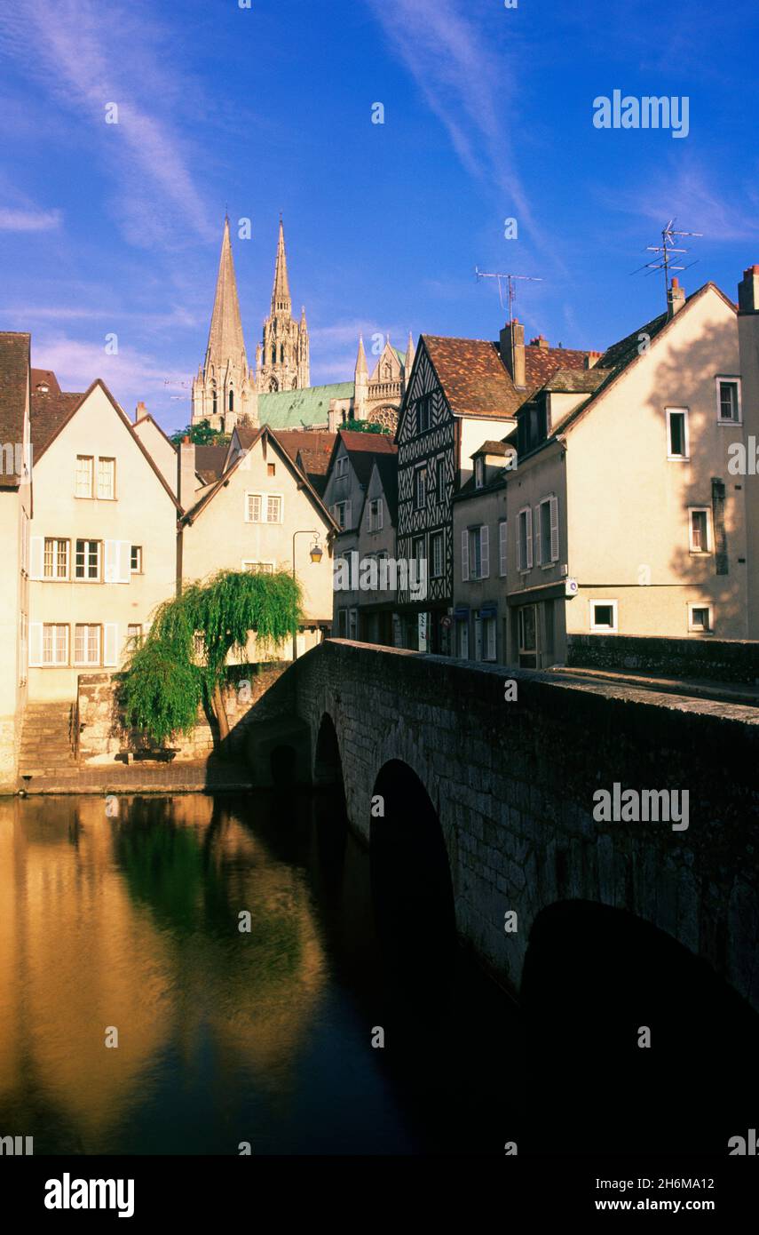 Vista di un ponte sul fiume Eure con Chartre Cattedrale in background Chartres, Eure-et-Loir Francia Foto Stock