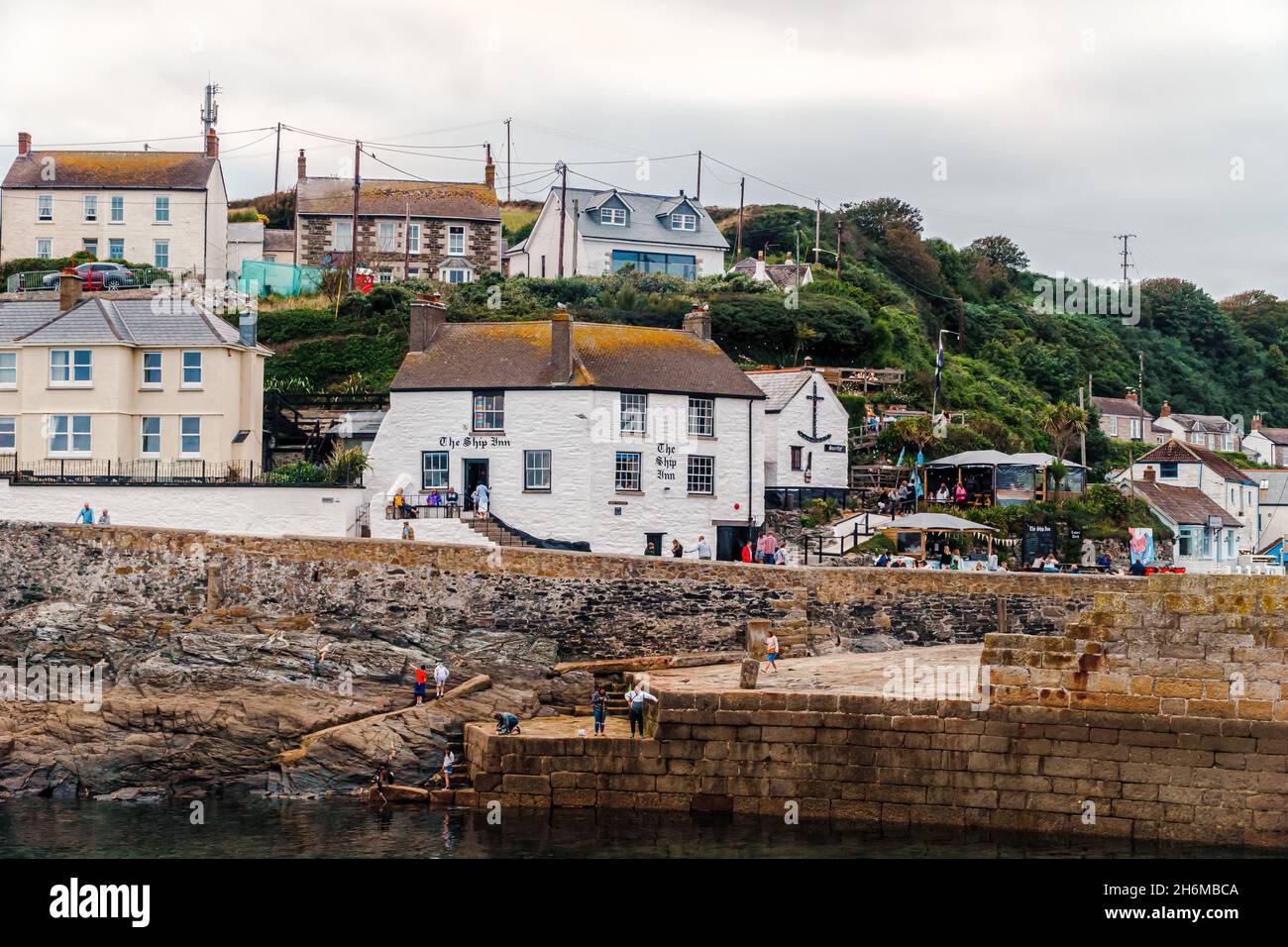 La nave Inn nel porto di Porthleven sotto una luce soffusa e ricoperta in Cornovaglia, Inghilterra. Foto Stock