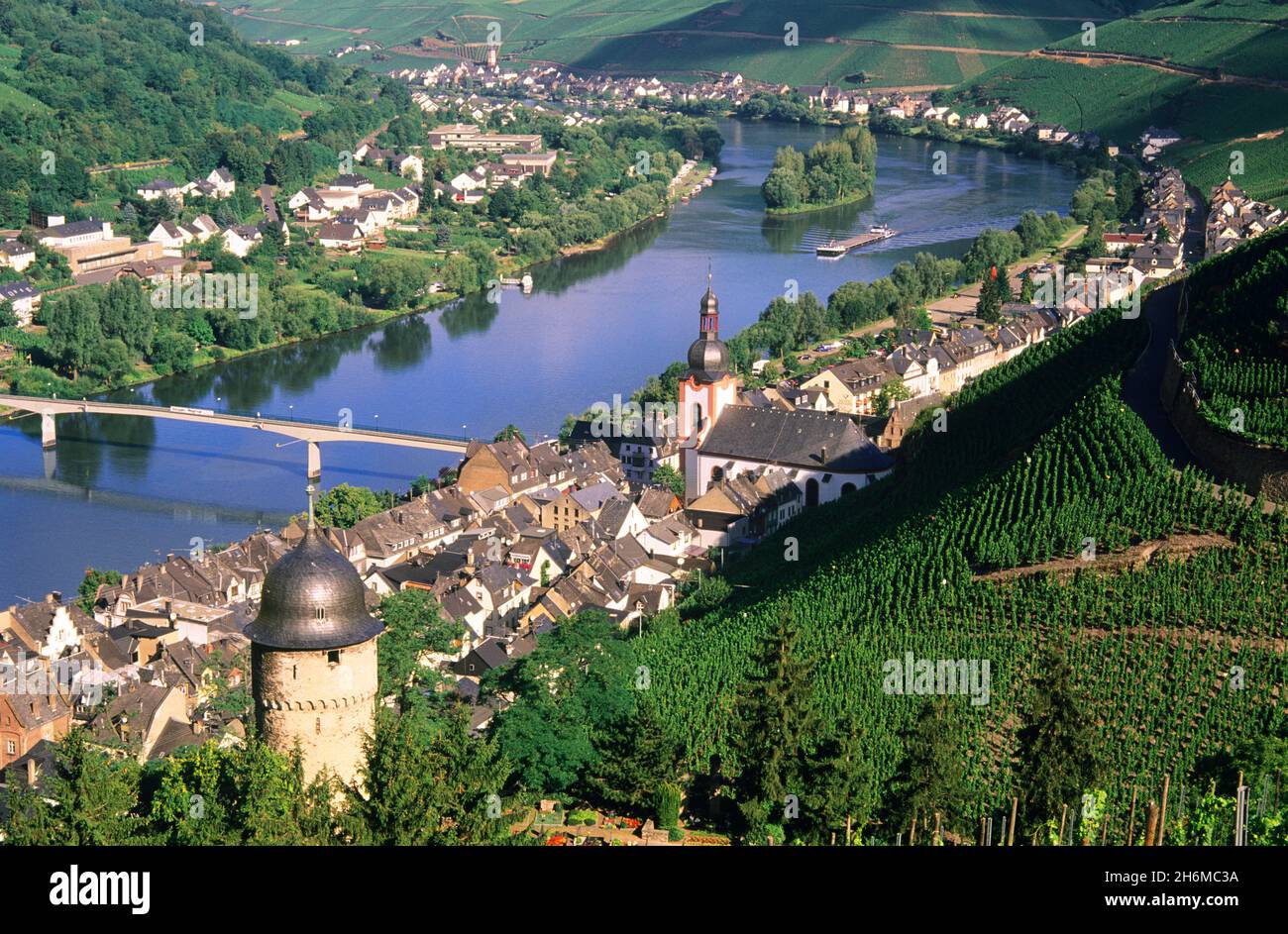 Panoramica di Zell, il fiume Mosel, e vigneti Zell, Germania Foto Stock