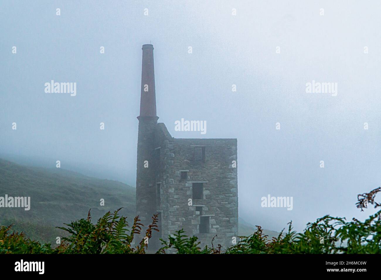 Miniera di stagno Cornish nella nebbia Foto Stock