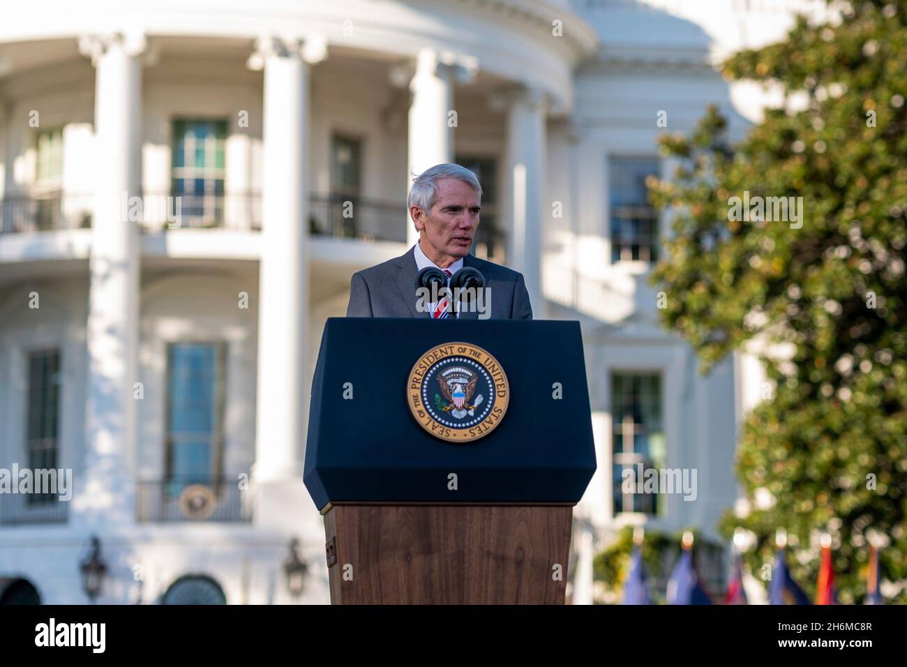 Washington, Stati Uniti d'America. 15 Nov 2021. Washington, Stati Uniti d'America. 15 novembre 2021. Il senatore degli Stati Uniti Rob Portman consegna le osservazioni prima che il presidente Joe Biden firmi il $1.2 trilione disegno di legge bipartisan dell'infrastruttura durante una cerimonia sul prato del sud della Casa Bianca 15 novembre 2021 a Washington, DC accreditamento: Cameron Smith/Casa Bianca Foto/Alamy Live News Foto Stock