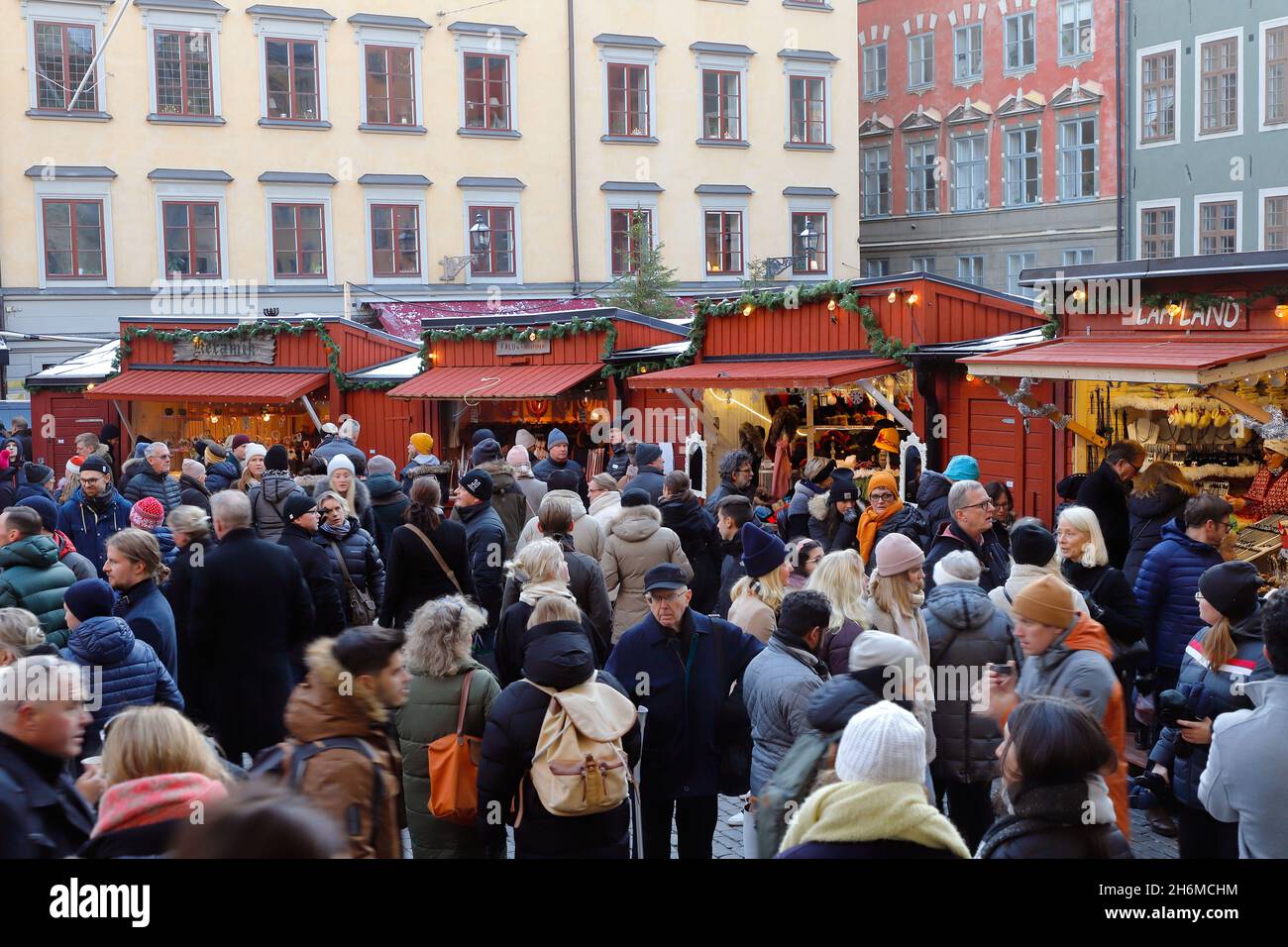 Stoccolma, Svezia - 30 novembre 2019: Affollato mercatino di Natale in piazza Stortorget nel quartiere della città vecchia. Foto Stock