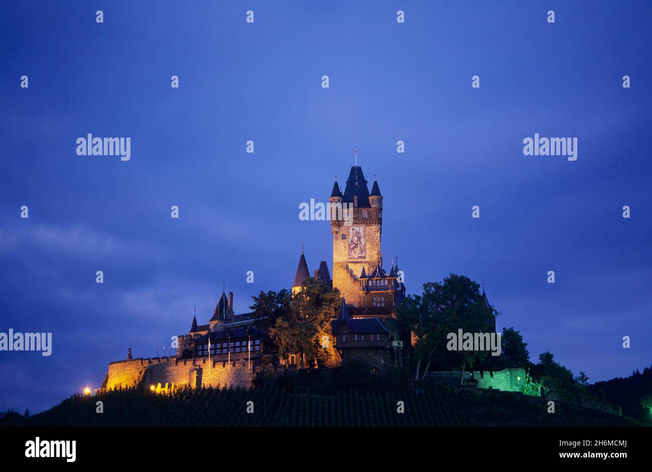 Castello di Cochem sopra il fiume Mosella illuminato al crepuscolo, Renania-Palatinato, Germania Foto Stock