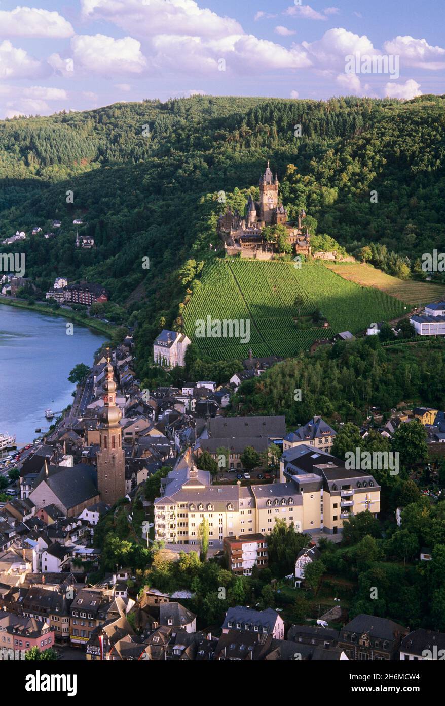 La città di Chochem e il castello di Cochem lungo il fiume Mosella Renania-Palatinato, Germania Foto Stock