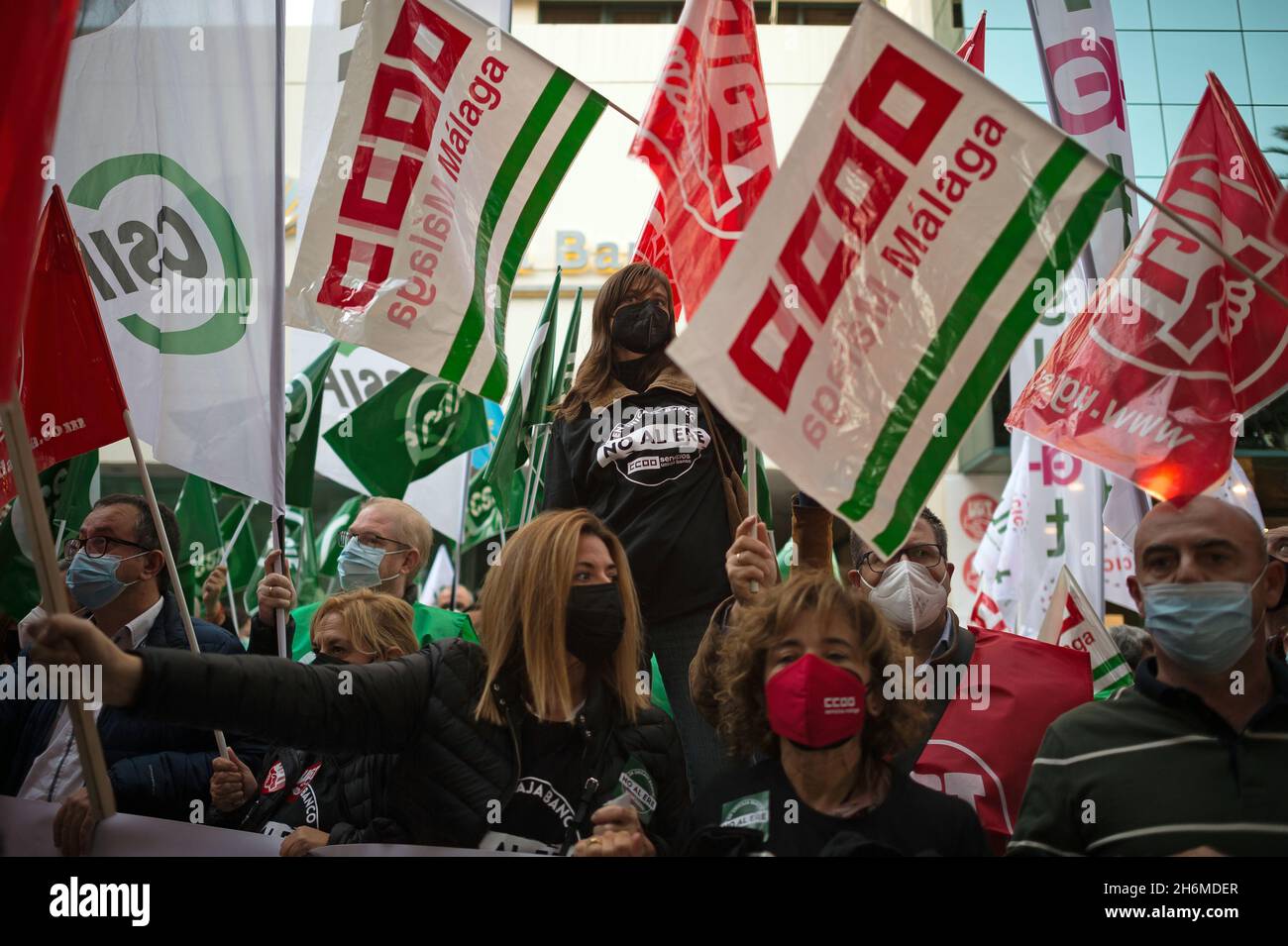 Malaga, Spagna. 16 novembre 2021. I manifestanti ondano bandiere durante una protesta contro il licenziamento dei dipendenti della banca Unicaja, di fronte alla sede centrale di Unicaja.la banca spagnola Unicaja ha proposto un piano di licenziamento di oltre 1,500 dipendenti. I principali sindacati hanno lanciato numerose proteste e scioperi contro il massiccio licenziamento di dipendenti dopo che i profitti milionari sono stati vinti con la fusione tra Unicaja e Liberbank. (Foto di Jesus Merida/SOPA Images/Sipa USA) Credit: Sipa USA/Alamy Live News Foto Stock