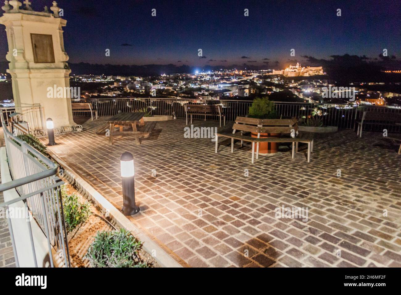 Victoria e la Cittadella vista da un punto di vista nel villaggio di Xaghra, Isola di Gozo, Malta Foto Stock