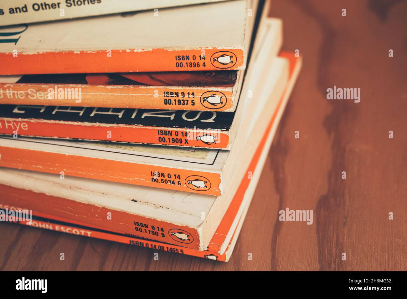 Collezione di vecchi libri di pinguini su scaffale in legno. Pinguini d'epoca. Foto Stock