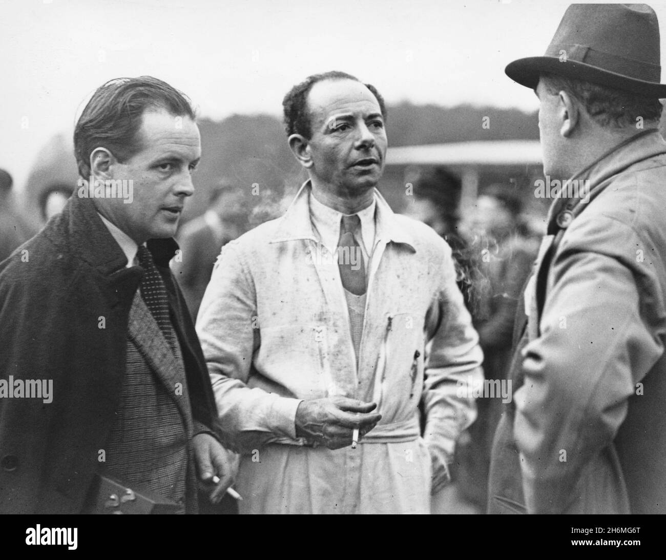 Peter Berthon, Raymond Mays e Humphrey Cook, i 3 uomini dietro le auto era del 1934, nel paddock del circuito di Donington Park, Coronation Trophy Races 14 maggio 1938. Mays e Berthon andarono a creare BRM dopo la guerra, ancora con sede a Bourne a Lincs, fotografia scattata da T W Green, che era un fotografo di stampa del Nottingham Journal. Foto Stock