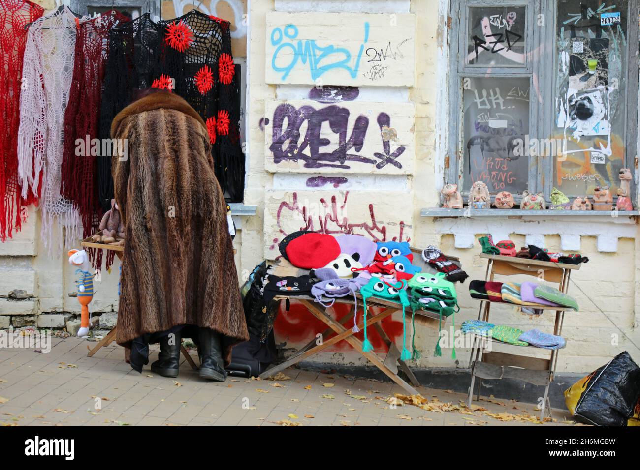 Bancarella di souvenir a Andrews Descent a Kyiv Foto Stock