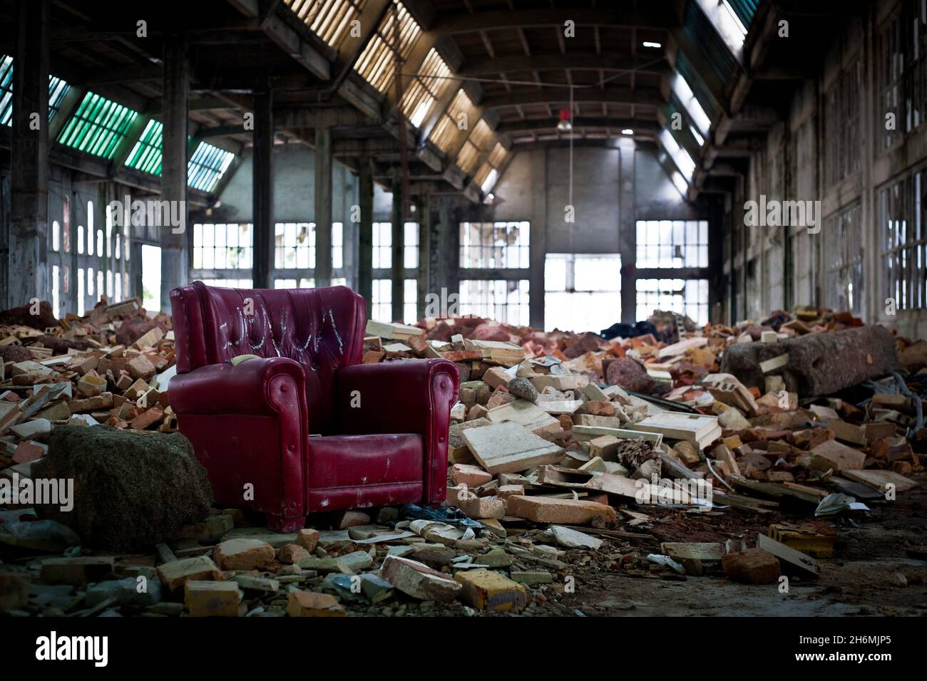 vecchio divano in una fabbrica abbandonata Foto Stock