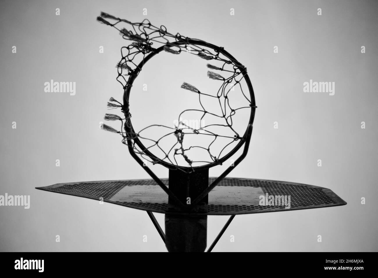 Canestro da basket in luce solare e cielo Foto Stock
