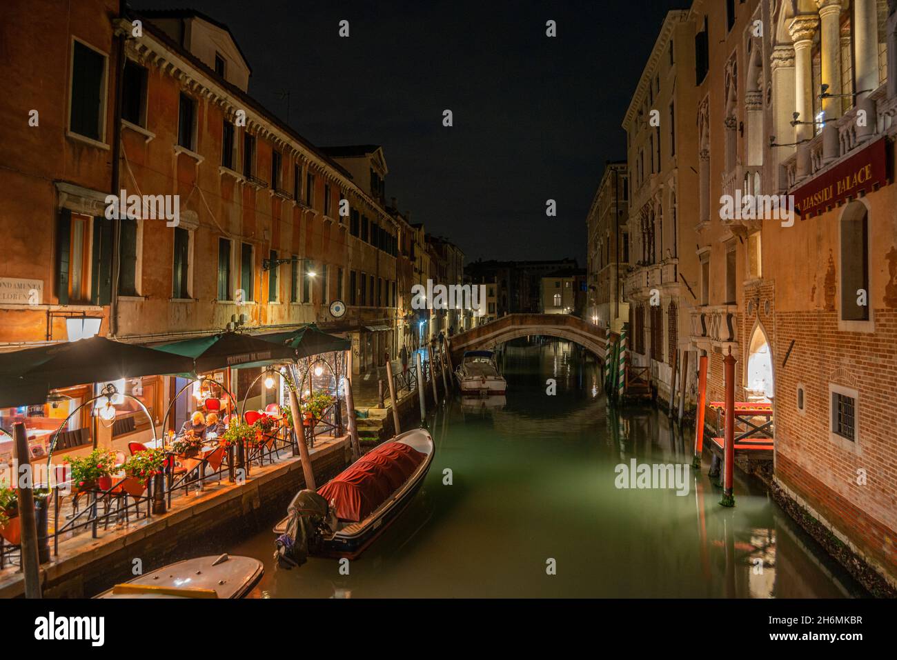 Una vista al tramonto dei tipici canali o canali veneziani, l'Italia. Foto Stock