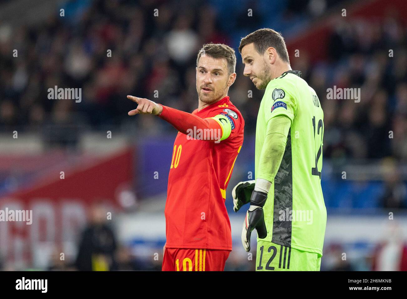 Cardiff, Galles, Regno Unito. 16 novembre 2021. Aaron Ramsey e Danny Ward of Wales durante la partita di qualificazione di gruppo della Coppa del mondo 2022 tra Galles e Belgio al Cardiff City Stadium. Credit: Mark Hawkins/Alamy Live News Foto Stock