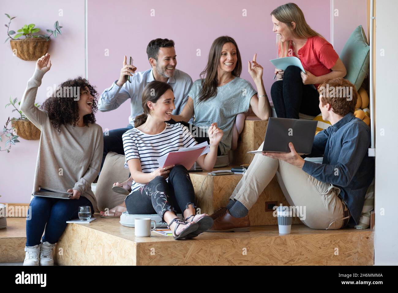 Sorridente gente d'affari che ha una videochiamata in ufficio Foto Stock