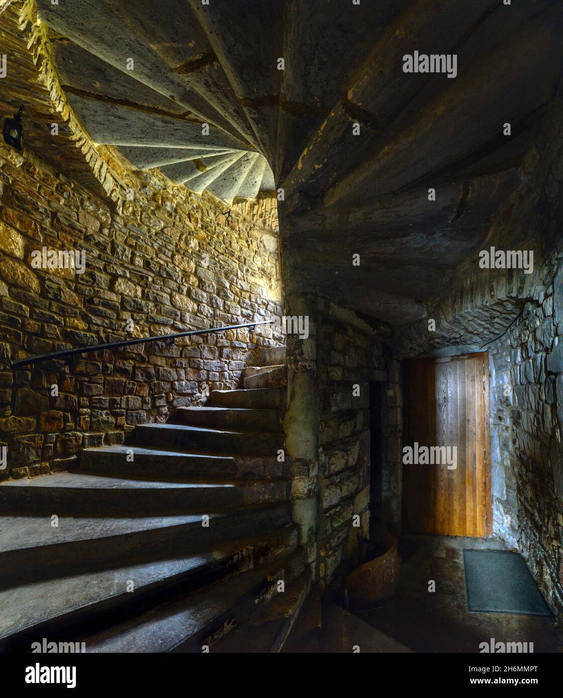 Scala medievale a chiocciola in pietra nel villaggio francese sulla collina di Cordes-sur-Ciel Foto Stock