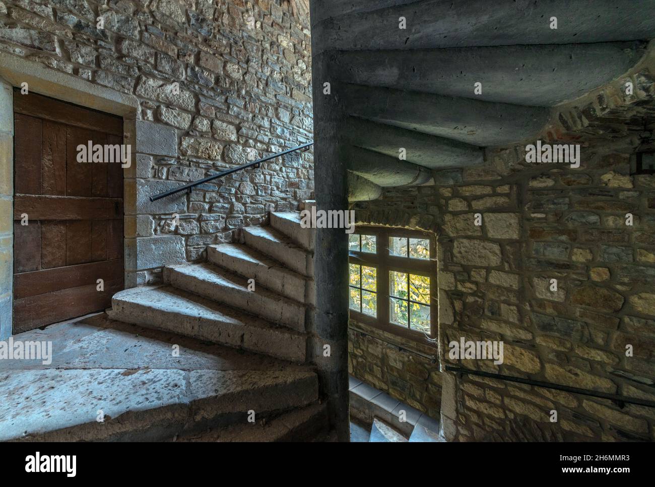 Scala medievale a chiocciola in pietra nel villaggio francese sulla collina di Cordes-sur-Ciel Foto Stock