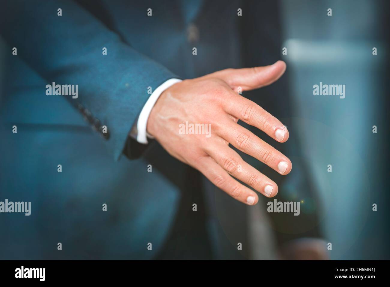 Uomo d'affari che dà la mano per la stretta di mano. Saluto, offerta, partnership o invito Foto Stock